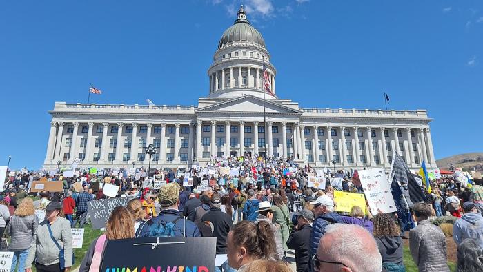 Protesta «Hands Off» en el Capitolio del estado de Utah