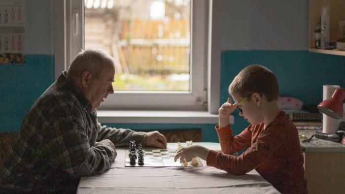 Un estudio identifica cinco etapas vitales en la estructura de las conexiones cerebrales niño y señor jugando a ajedrez