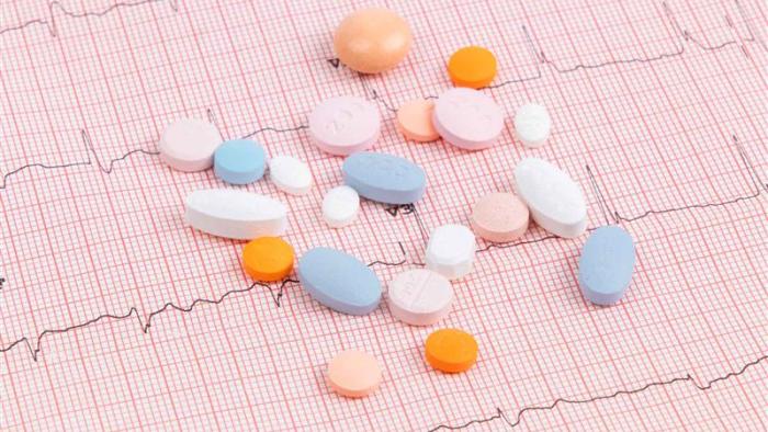 El uso de betabloqueantes no aporta beneficio a los pacientes que han superado un infarto con función cardiaca normal, según un nuevo estudio pastillas y electrocardiograma