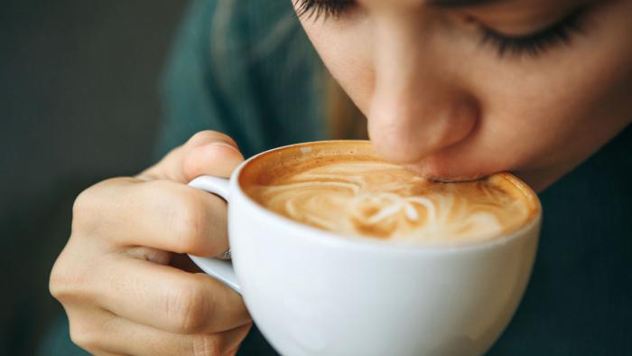 El consumo moderado de café puede ralentizar el envejecimiento biológico en personas con trastornos mentales graves, según un estudio Una chica bebe café de una taza.