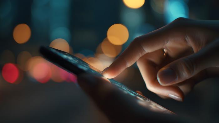 Los adultos que utilizan mucho Instagram sobreestiman su uso “adictivo”, lo que dificulta el autocontrol Una persona hace scroll sobre un móvil.