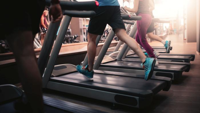 Personas corriendo en cintas de correr.