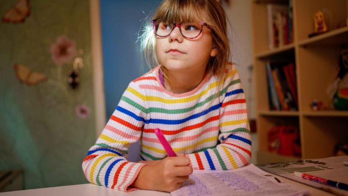 Deberes en primaria: datos y evidencias sobre su utilidad niña haciendo sus deberes
