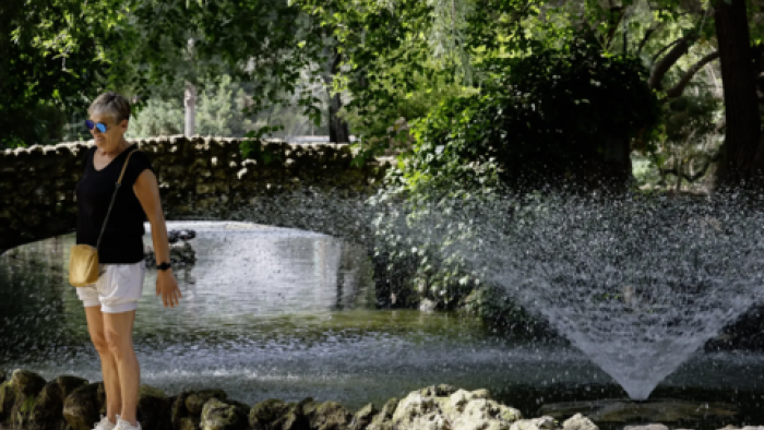 mujer refrescandose 