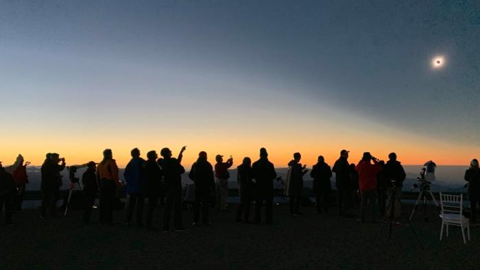 Disfruta del eclipse sin riesgos: cómo moverte y cuidar de tu entorno Un eclipse solar total fue visible desde Cerro Pachón el 2 de julio de 2019.