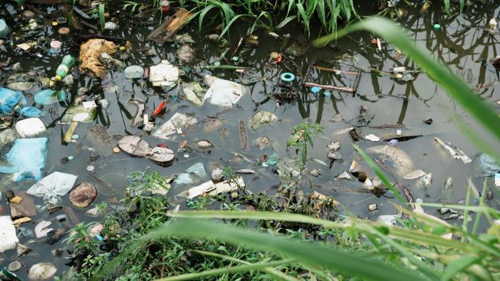 río contaminado