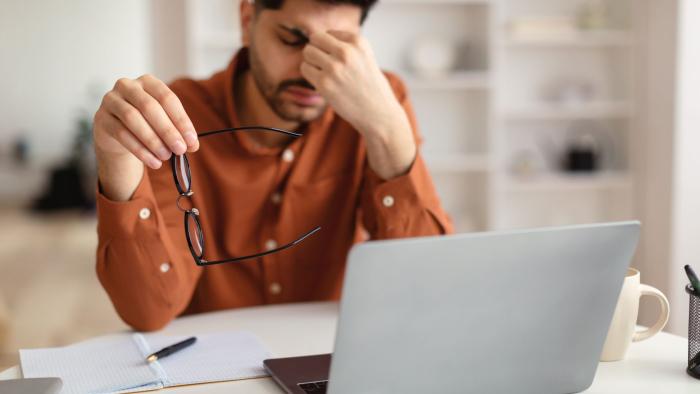 El dolor aumenta más rápido antes de los 55 años hombre con dolor