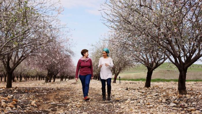 mujeres paseando